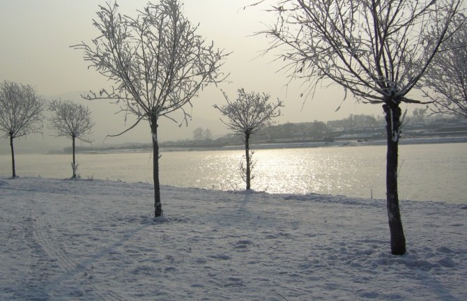 江边雪景